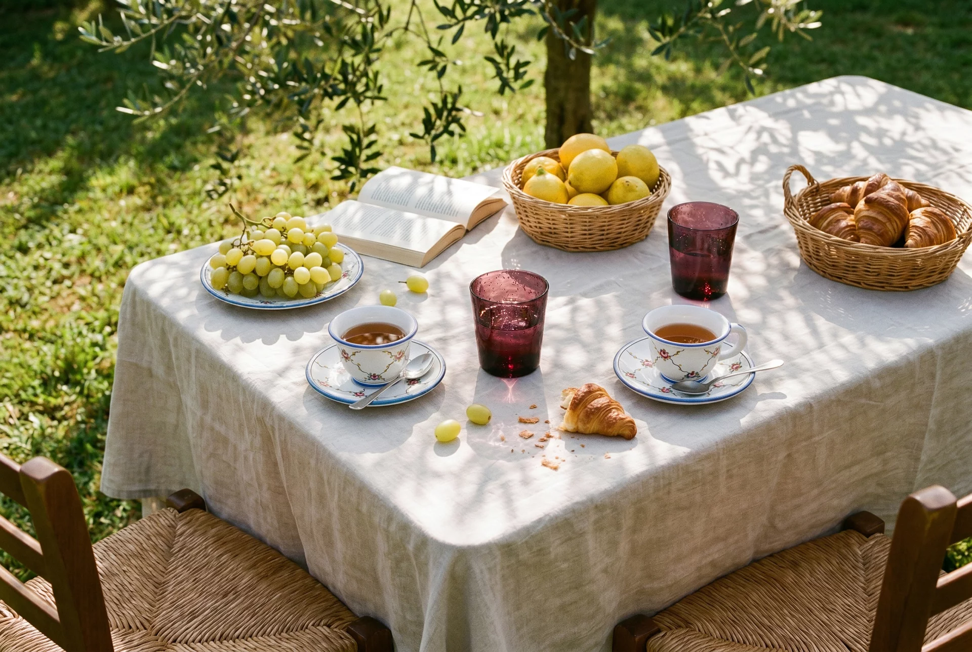 Dresser une table méditerranéenne avec du verre bullé